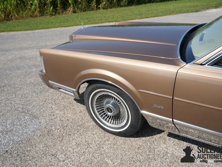 run-#141---1985-lincoln-town-car-signature-series-image-12