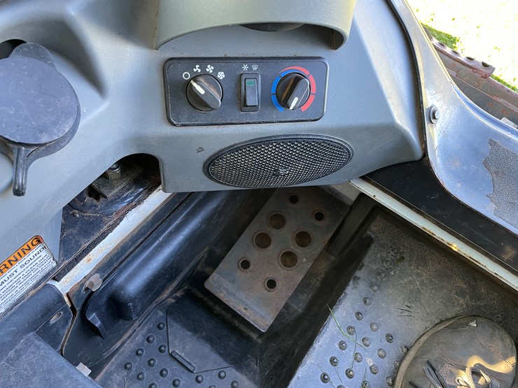 2015-bobcat-s570-image-41