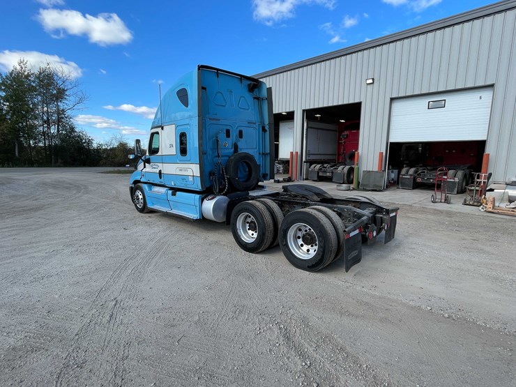 #404-•-2012-freightliner-semi-tractor-(has-wi-title)-(whitelaw,-wi)-image-3