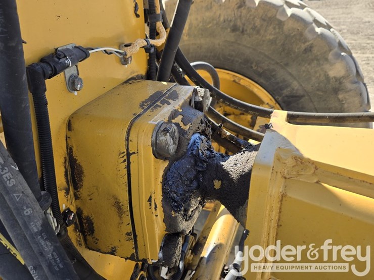 2016-caterpillar-12m3-image-11
