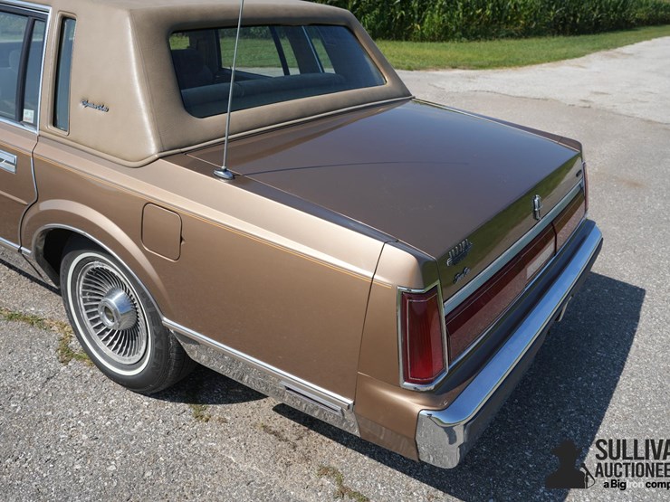 run-#141---1985-lincoln-town-car-signature-series-image-17