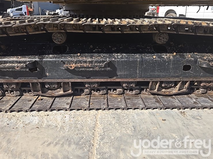 2018-caterpillar-320-image-24