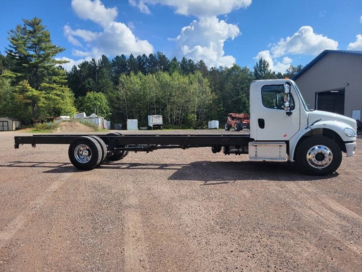 2020-freightliner-business-class-m2-106-image-3