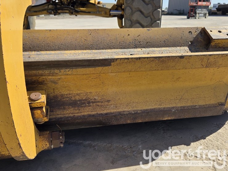 2016-caterpillar-12m3-image-31