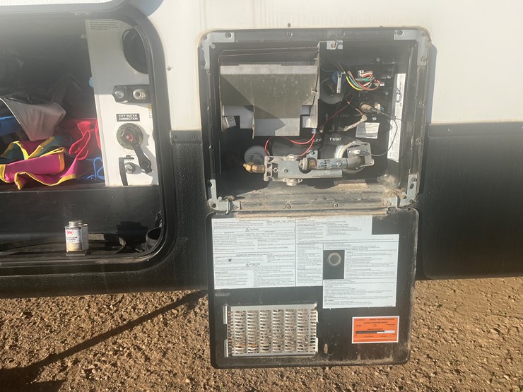 #700-•-2019-cruiser-fifth-wheel-trailer-(prairie-farm)-(wi-title-in-delay)-image-25