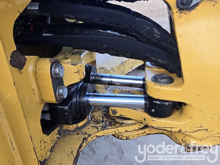 2018-caterpillar-420f2-image-37
