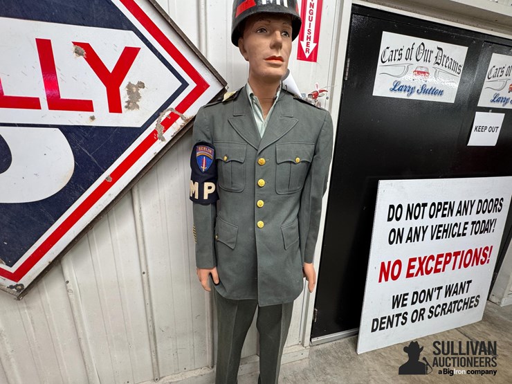 military-uniform-on-a-full-size-mannequin-image-2