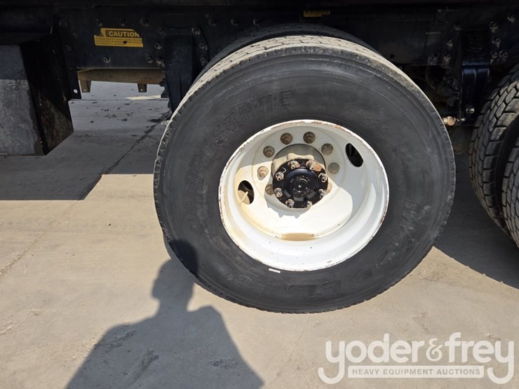 2018-peterbilt-348-image-21