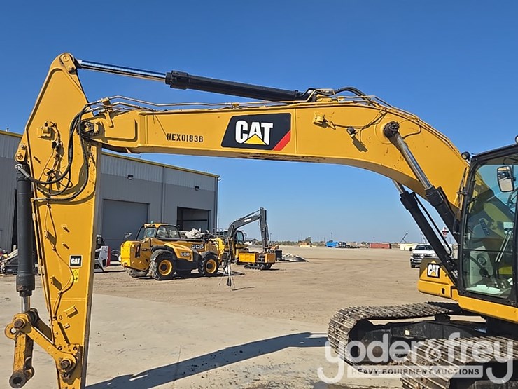 2018-caterpillar-320-image-15