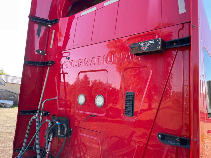 #402-•-2016-international-semi-tractor-(has-wi-title)-(denmark,-wi)-image-28
