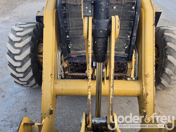 2018-caterpillar-420f2-image-26