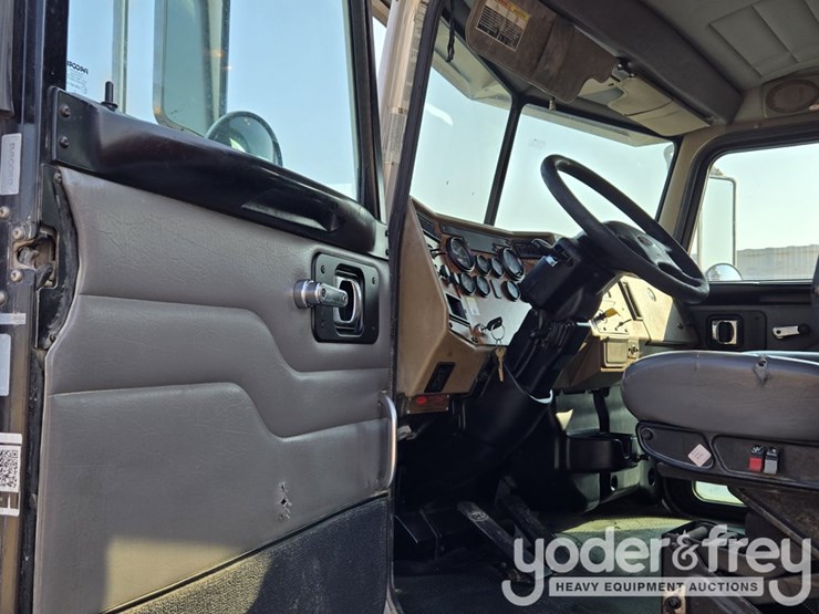 2008-peterbilt-335-image-146