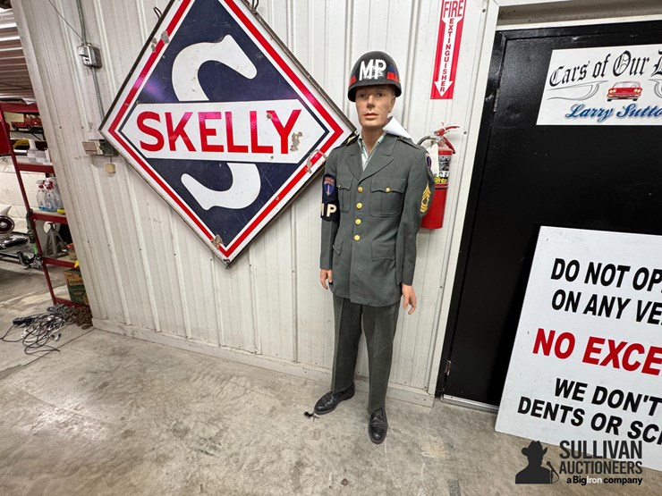 military-uniform-on-a-full-size-mannequin-image-1