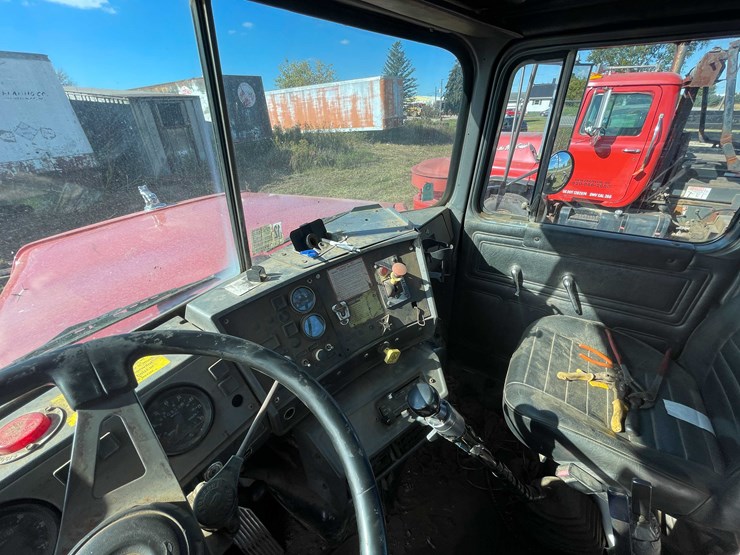 2000-mack-dm690s-image-36