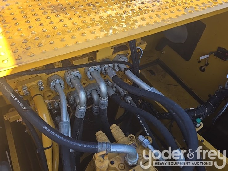 2018-caterpillar-320-image-47
