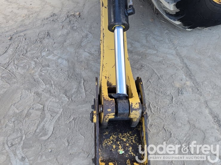 2018-caterpillar-420f2-image-52