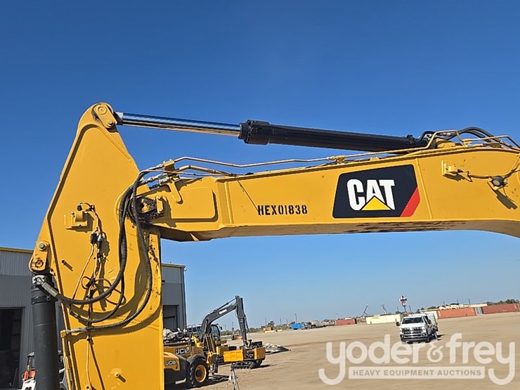 2018-caterpillar-320-image-13