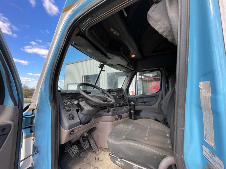 #404-•-2012-freightliner-semi-tractor-(has-wi-title)-(whitelaw,-wi)-image-59
