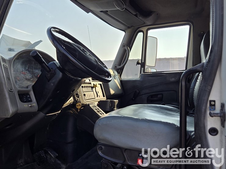 2008-peterbilt-335-image-76