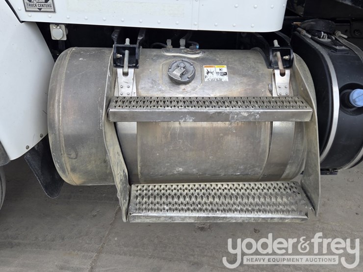 2018-peterbilt-348-image-30