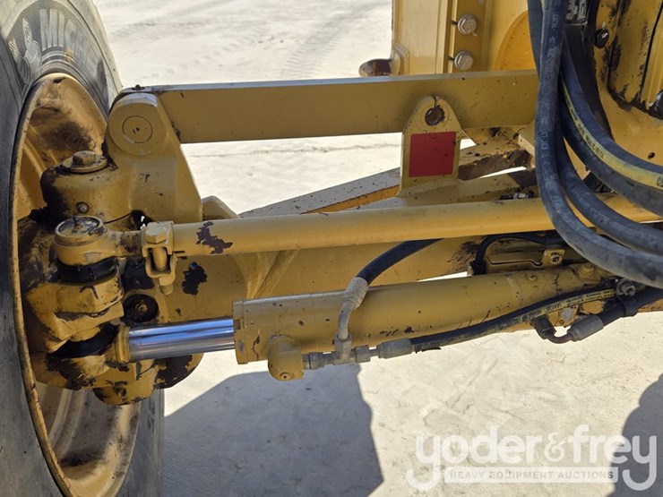 2016-caterpillar-12m3-image-9