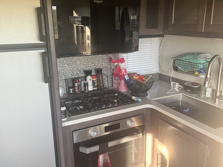 #700-•-2019-cruiser-fifth-wheel-trailer-(prairie-farm)-(wi-title-in-delay)-image-35