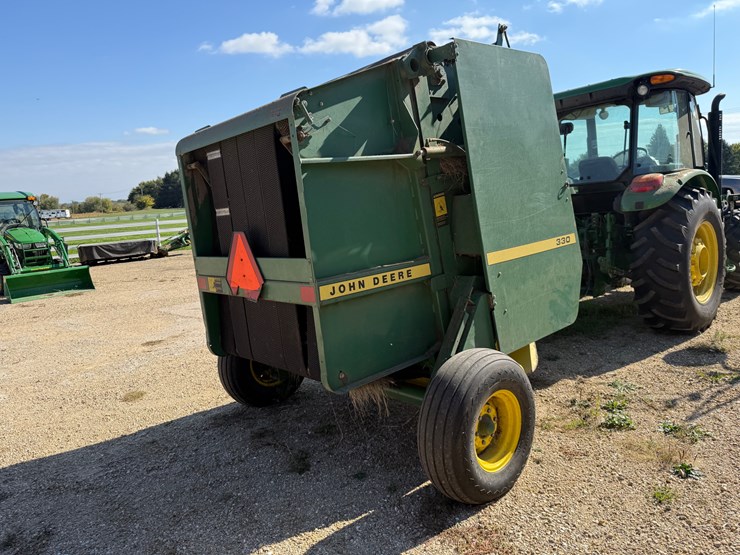 john-deere-330-image-4