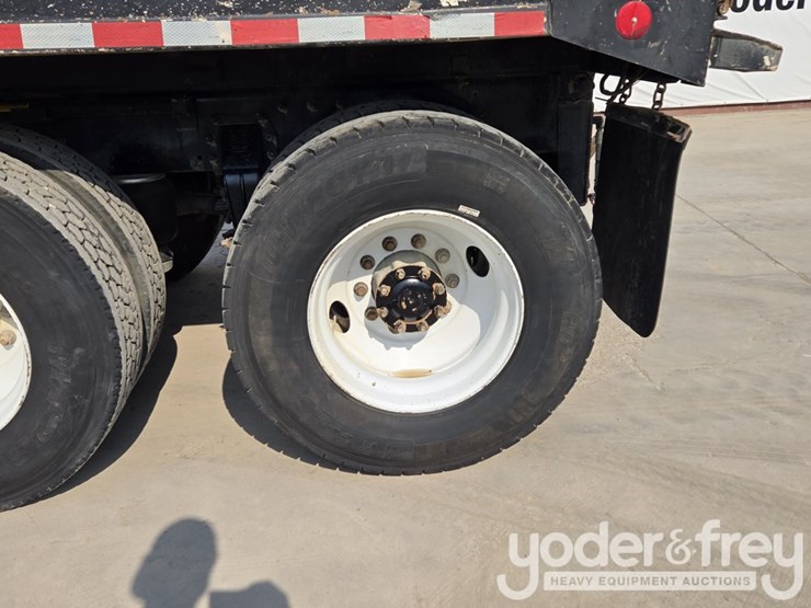 2018-peterbilt-348-image-23