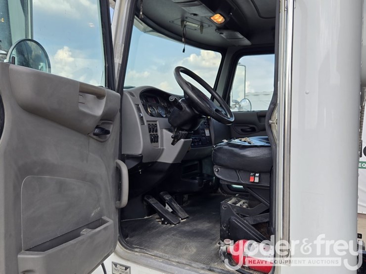 2018-peterbilt-348-image-68