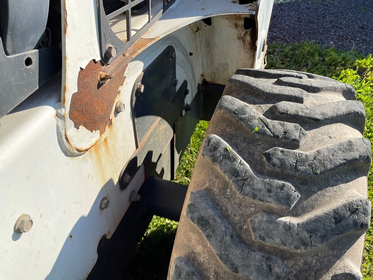 2015-bobcat-s570-image-15