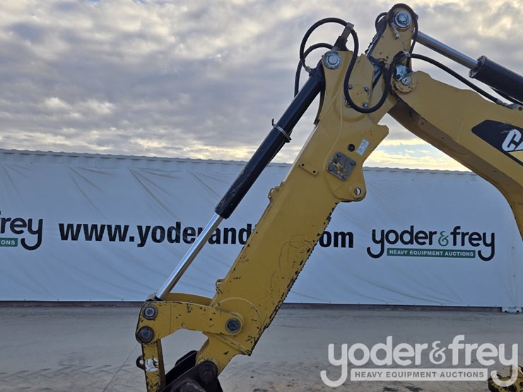 2018-caterpillar-420f2-image-45