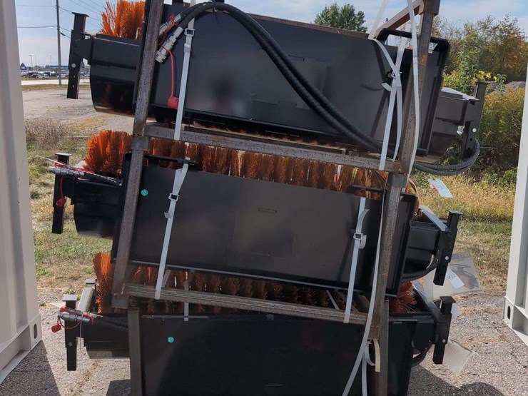 (1)-giyi-skid-steer-sweeper---gy-qsj-image-2