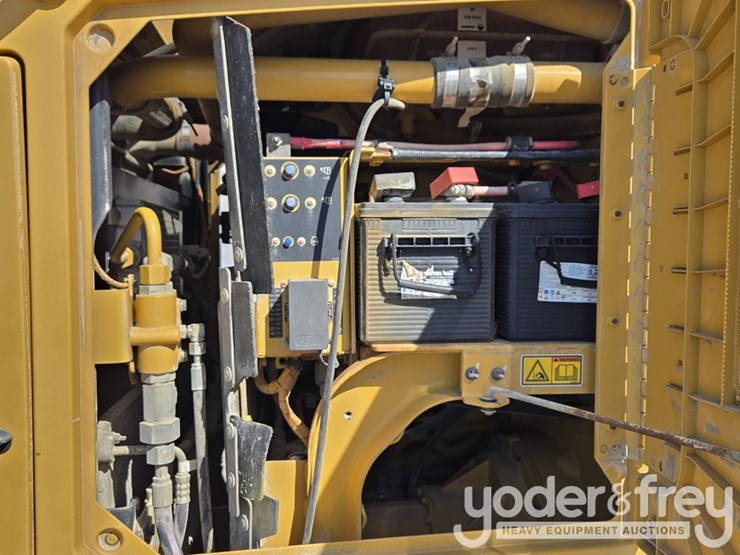 2016-caterpillar-12m3-image-63