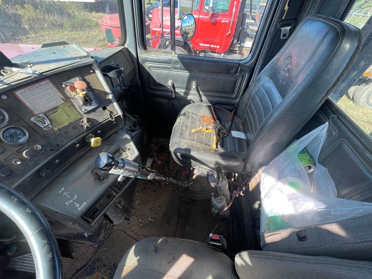 2000-mack-dm690s-image-35