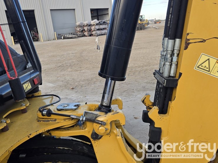 2018-caterpillar-420f2-image-38