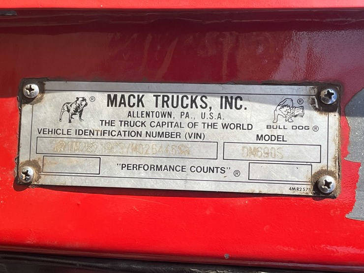 2000-mack-dm690s-image-41