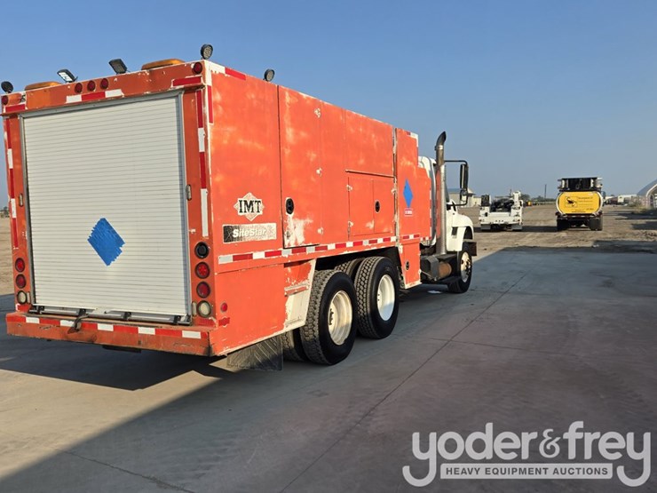 2008-peterbilt-335-image-10