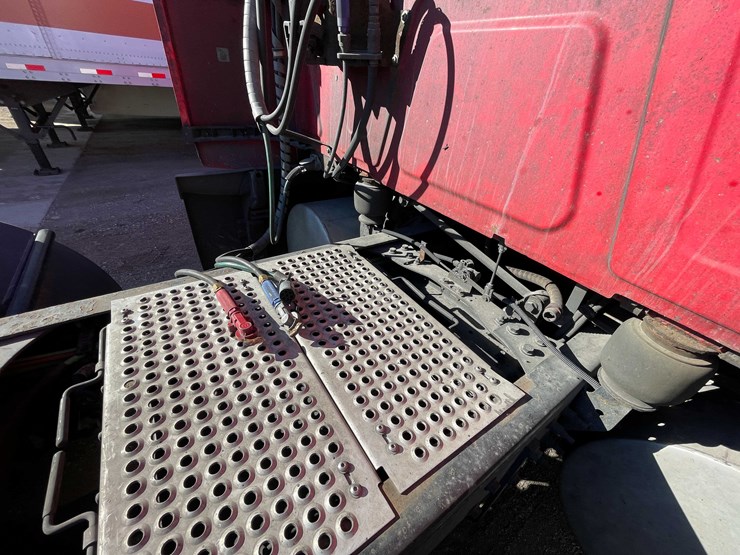 #400-•-2018-international-semi-tractor-(has-wi-title)-(denmark,-wi)-image-33