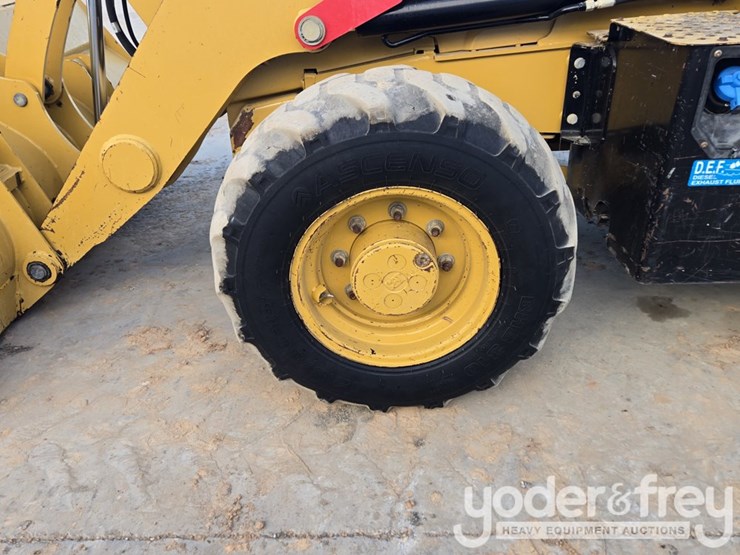 2018-caterpillar-420f2-image-22