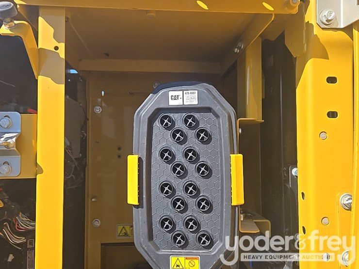 2018-caterpillar-320-image-36