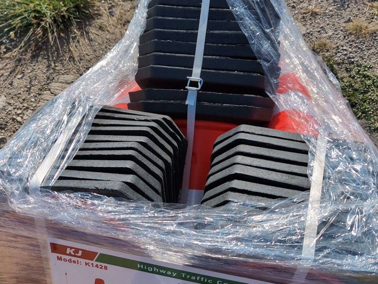 (20)-kj-highway-traffic-cones-28"-x-14"-image-4