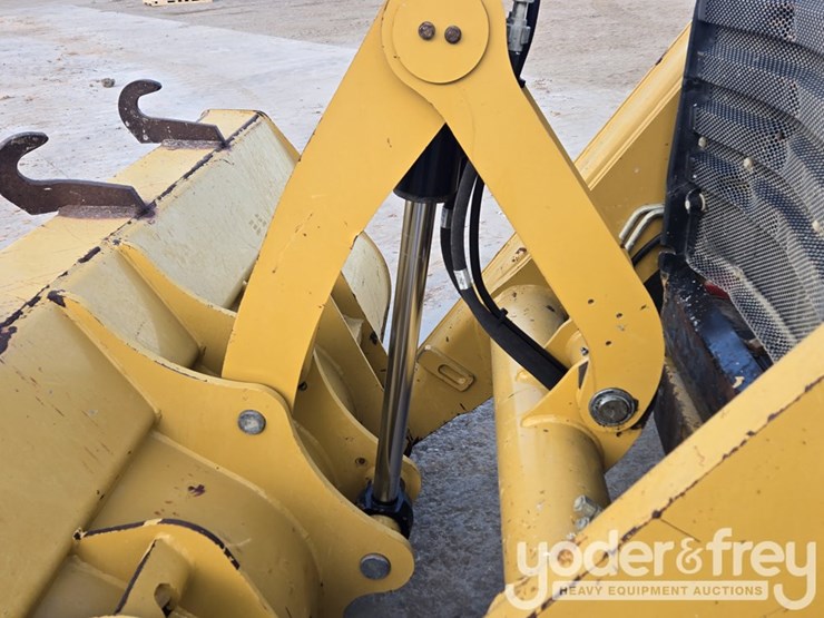 2018-caterpillar-420f2-image-28