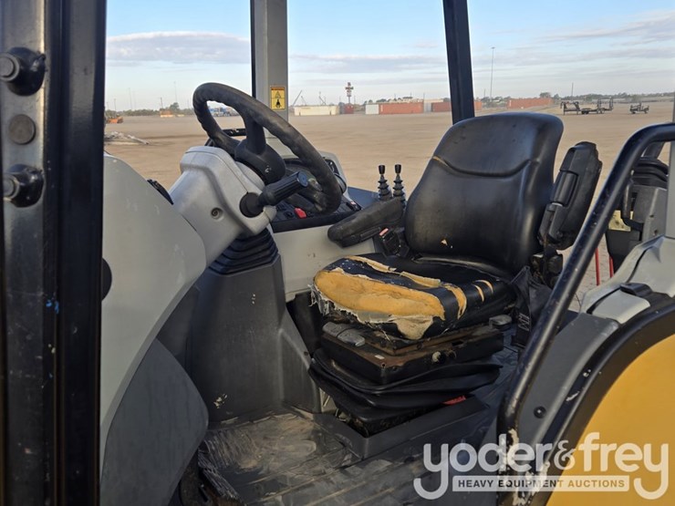 2018-caterpillar-420f2-image-63