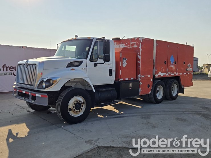 2008-peterbilt-335-image-1