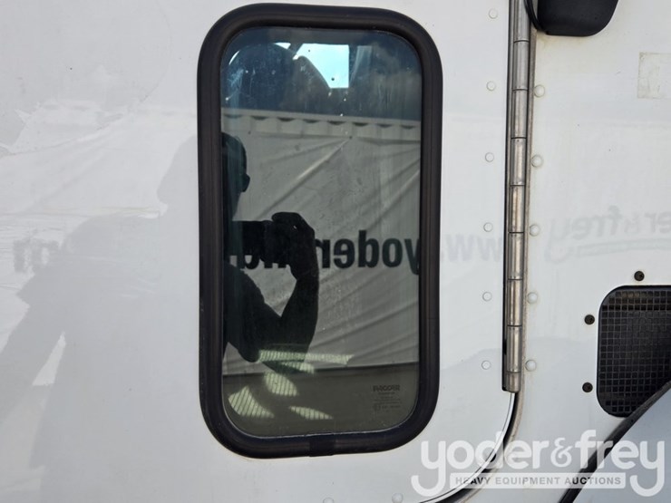 2018-peterbilt-348-image-82