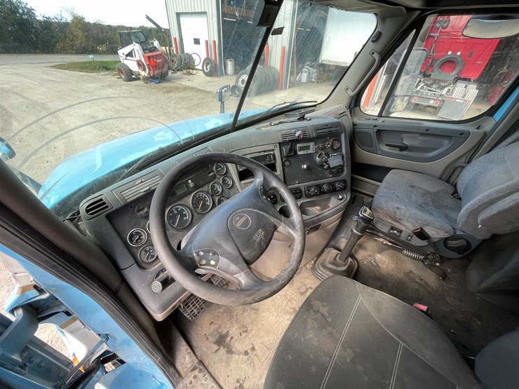 #404-•-2012-freightliner-semi-tractor-(has-wi-title)-(whitelaw,-wi)-image-60