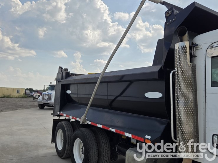 2018-peterbilt-348-image-57