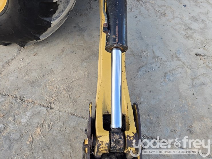 2018-caterpillar-420f2-image-35