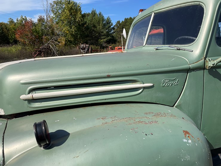 #422-•-1947-ford-1-1/2-ton-stake/flatbed-truck-(has-mi-title)-(houghton,-mi)-image-11