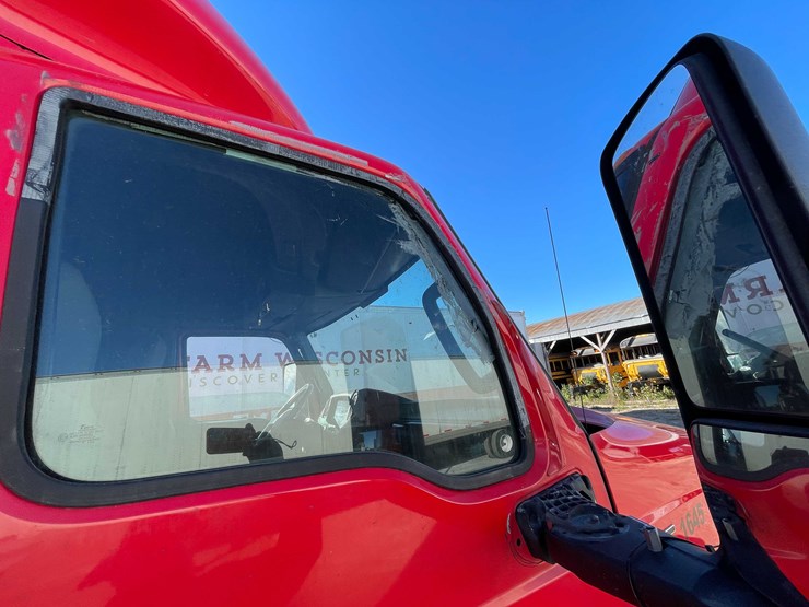 #400-•-2018-international-semi-tractor-(has-wi-title)-(denmark,-wi)-image-23